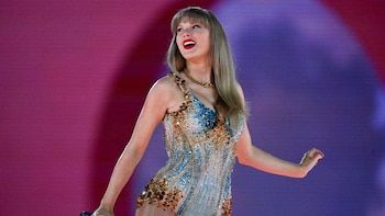 Taylor Swift in the cyclist
