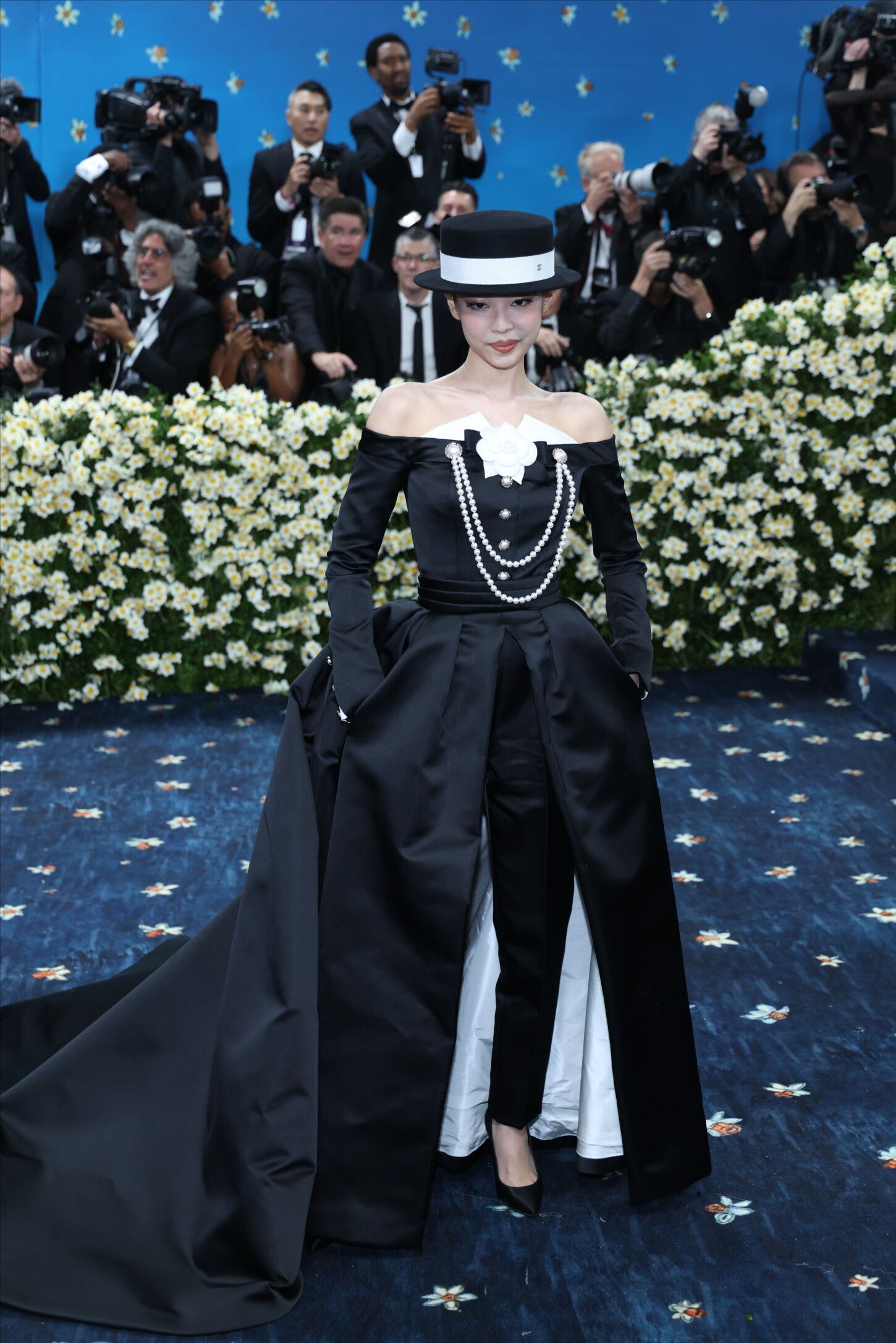 With Gala 2025 Jennie, from Blackpink, paraded for the blue carpet of the Met Gala 2025 this Monday in New York.