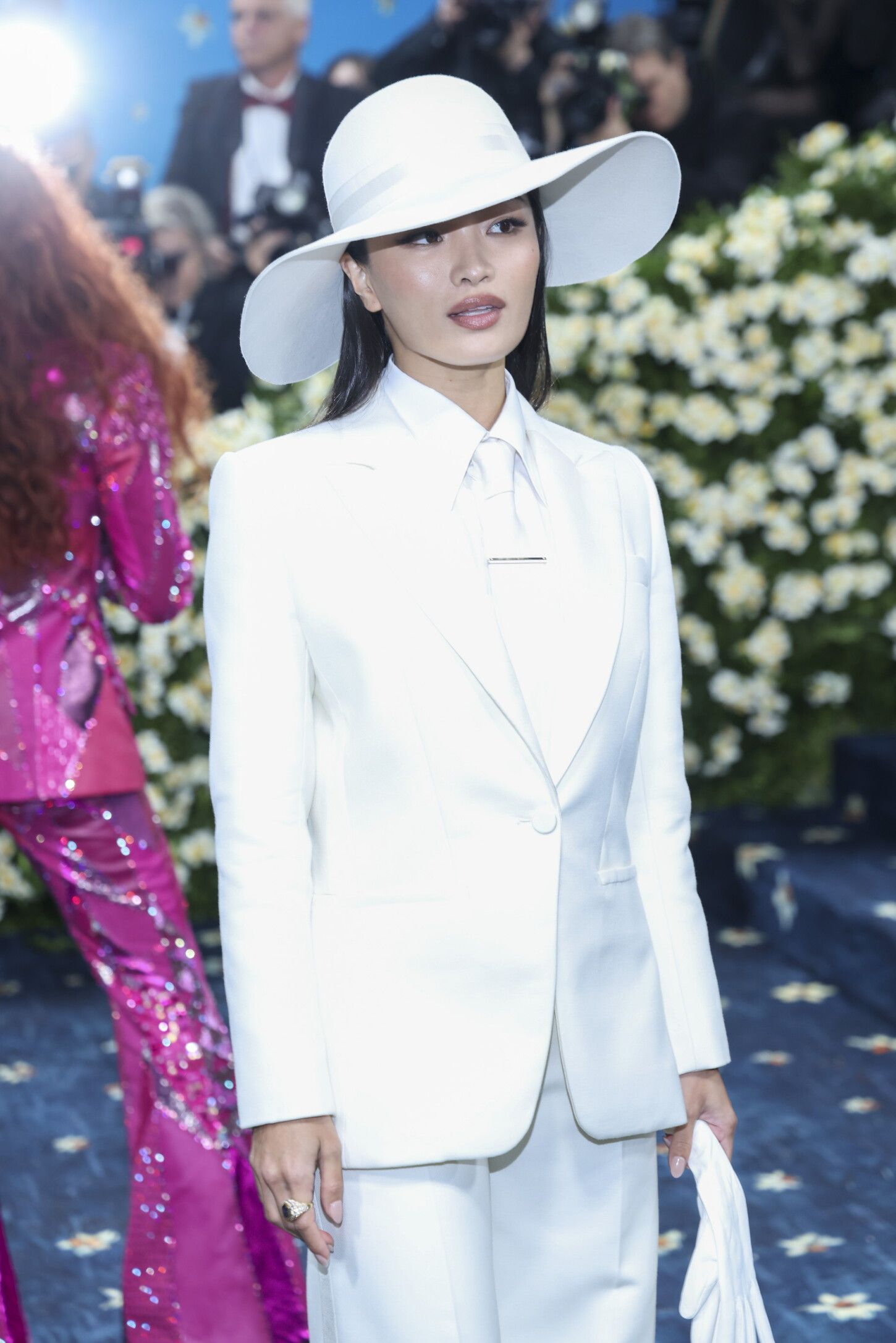 With Gala 2025 Actress Anna Sawai paraded for the blue carpet of the MET Gala 2025 this Monday in New York.