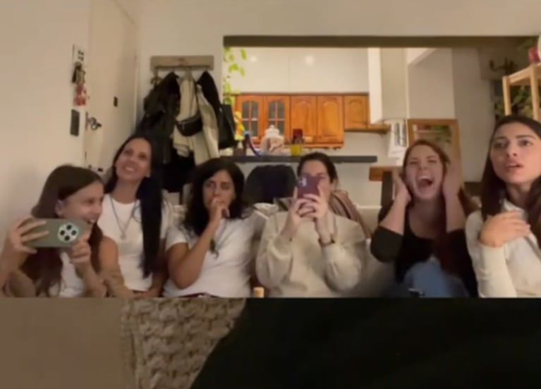 The friends began to shout when they saw their appearance in the series of the moment. (Capture: tiktok/@vir__lopez)