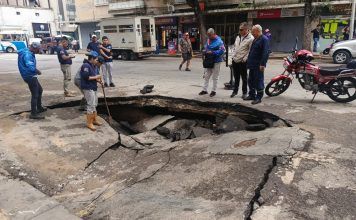 Sinking on Francisco Solano Avenue causes partial closure on the road Sinking on Francisco Solano Avenue causes partial closure on the road