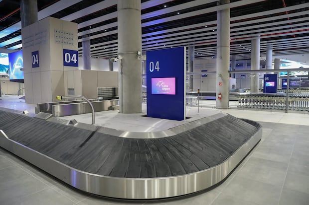 After passing migratory control, passengers entering the country can collect their bags. (Julio Reaño de GEC for management)