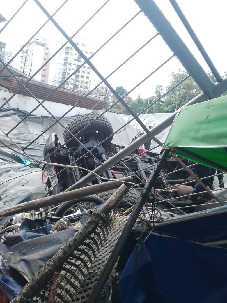 car fell from parking lot of Francisco de Miranda