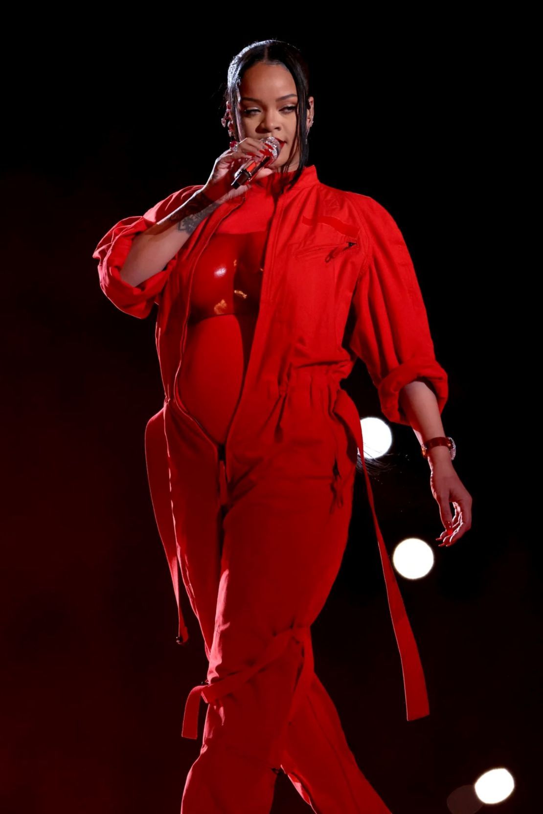 Rihanna revealed her second pregnancy during the part -time show of Super Bowl LVII.