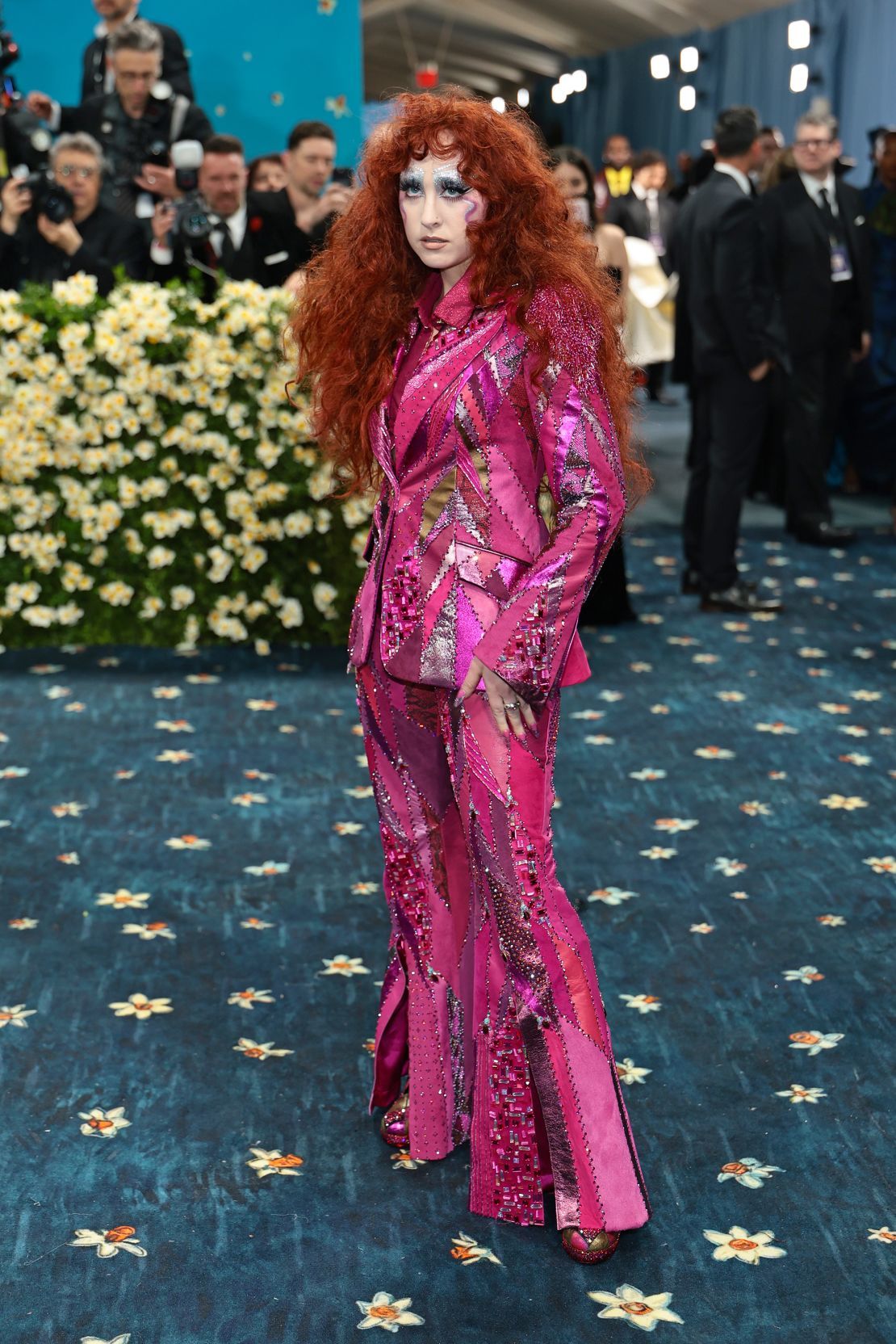 Chappell Roan was a “femininomenon” in a hot pink, ‘70s-style bedazzled suit.