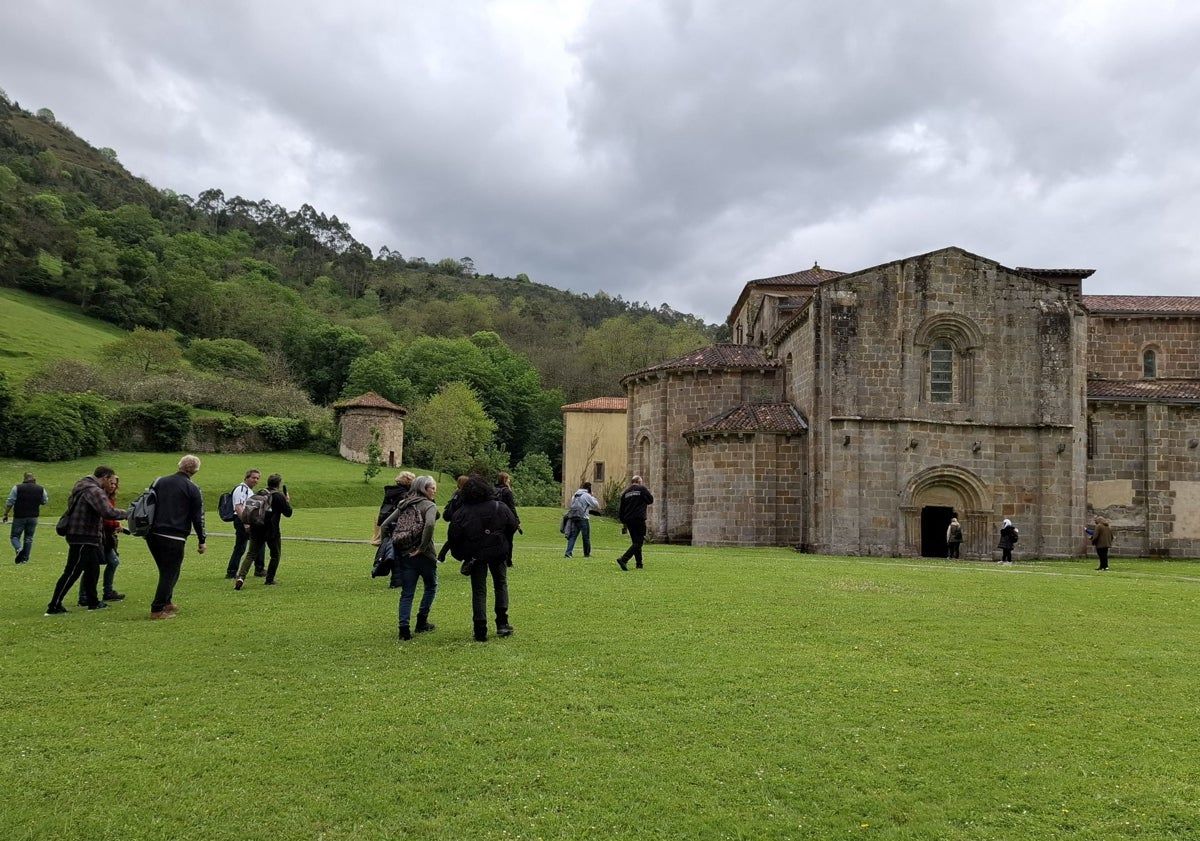 Main image - The hundred pilgrims of Cáritas during his passage through the Jacobean route of Valdediós and his arrival to the Monacal Malaiayo team.