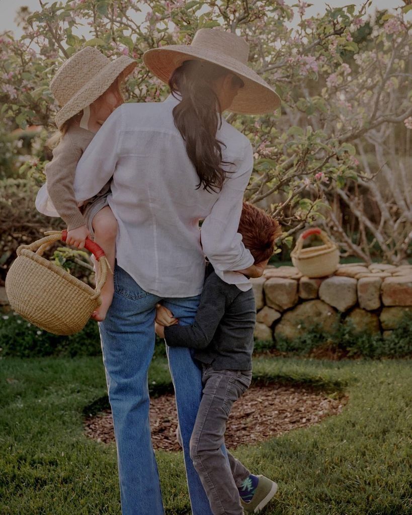 Meghan Markle has melted social networks by sharing a new photo with her children Archie and Lilibet.
