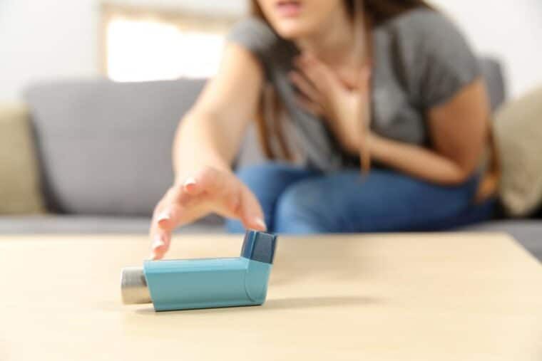 What to do when an asthmatic enters into crisis?