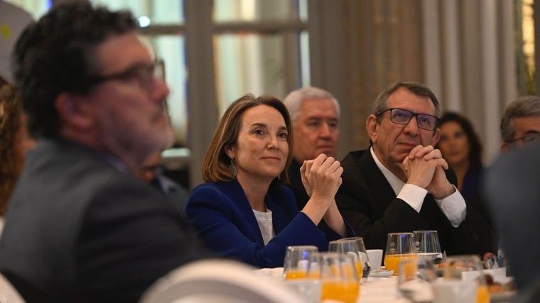 The general secretary of the PP, Cuca Gamarra, together with José Luis Restán and the director of ABC, Julián Quirós