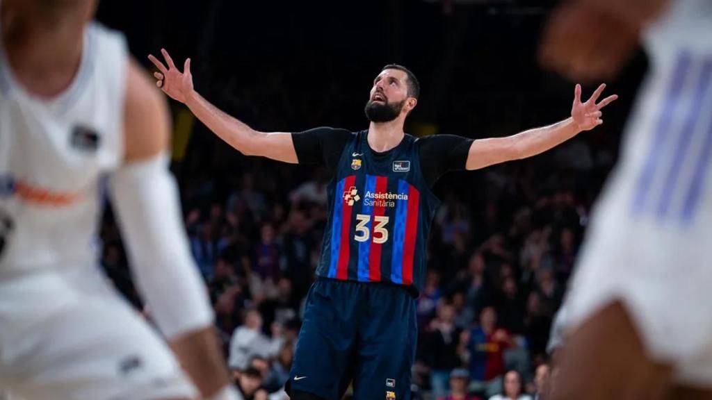 Mirotic celebrates some points scored in a Barça de Jasikevicius match