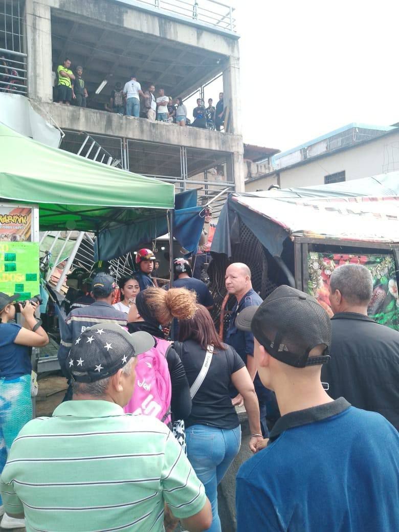 car fell from parking lot of Francisco de Miranda