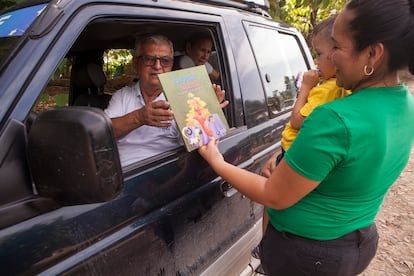 Álvaro González gives a story to a mother with her child in a Araucana path.