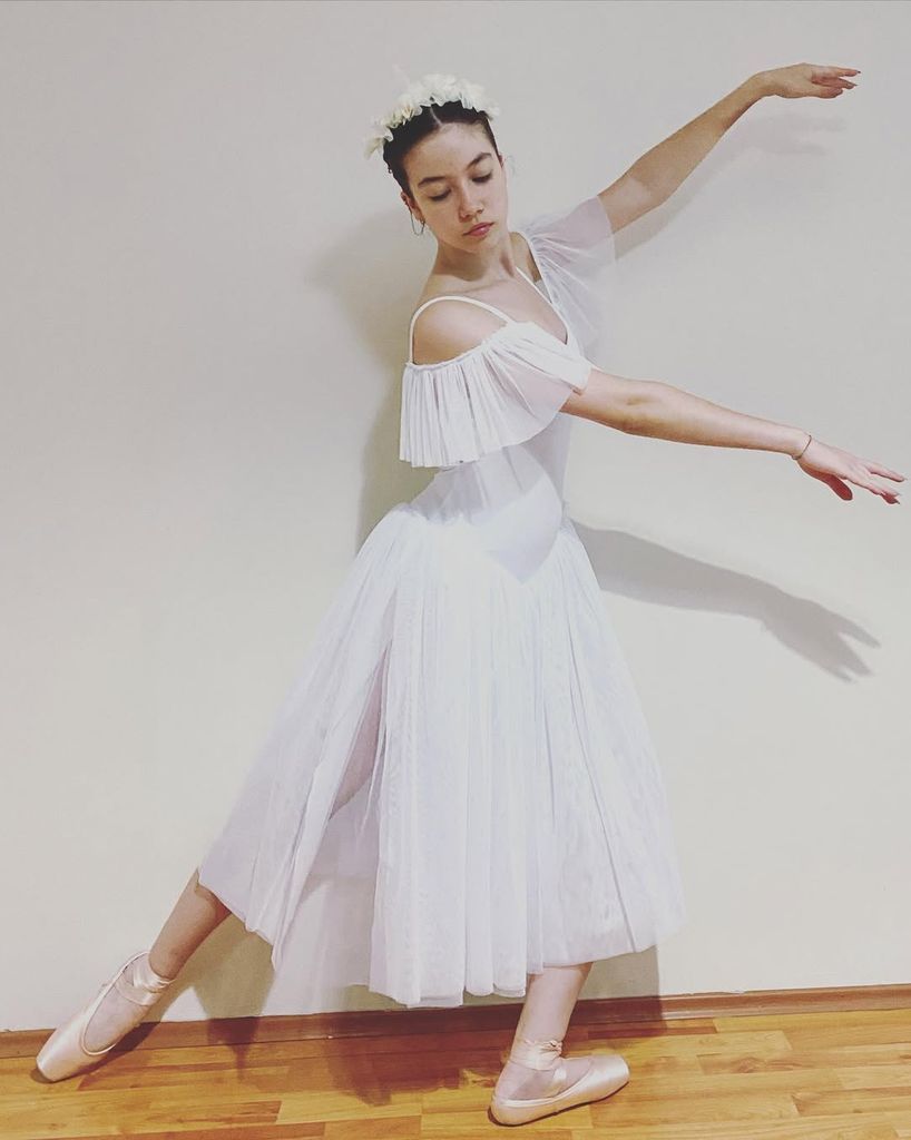 The young actress has formed and practiced dance for twelve years and has even been a ballet teacher