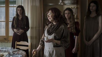 Carmen Machi (in the center), in an image of 'The Messiah'.