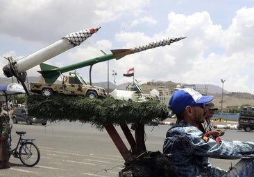 Israel and the United States respond to huti attacks with bombing against the Yemeni port of Hodeidah