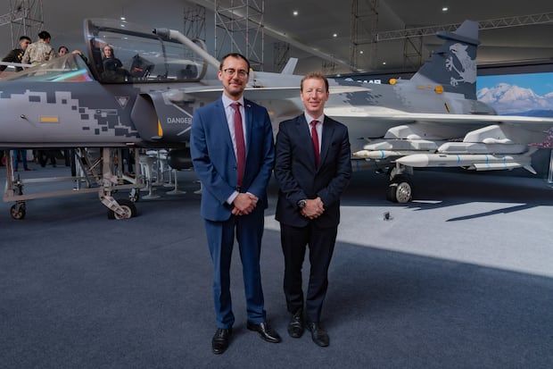 The Sweden ambassador to Peru and Chile met with his British couple at the Sitdef 2025 fair.