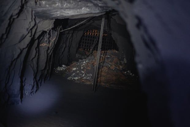 The fence in the background was installed by powerful to prevent illegal miners or parkers from accessing the Operations of the Minera. The rocks are black by the smoke, as well as the water on the ground, covered with thick remains.