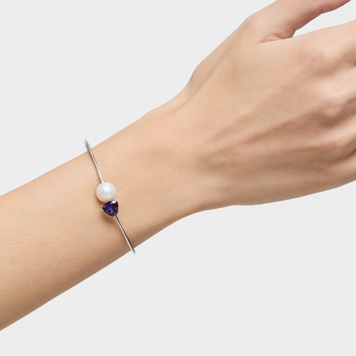 The white gold, iolita and pearl slave bracelet Ivette de Tous