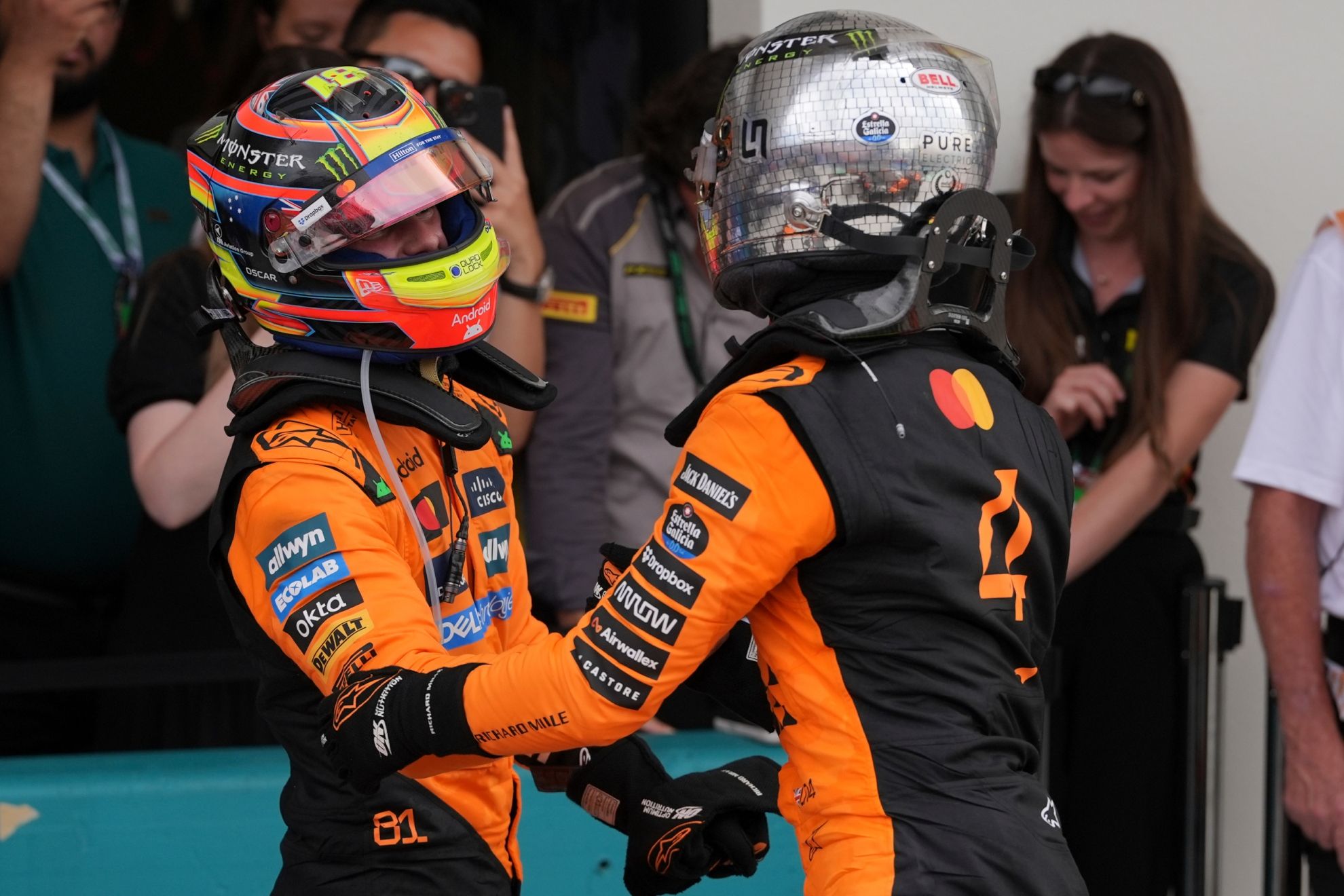 Piastri and Norris celebrate a new 1-2 in the 2025 season of the F1.