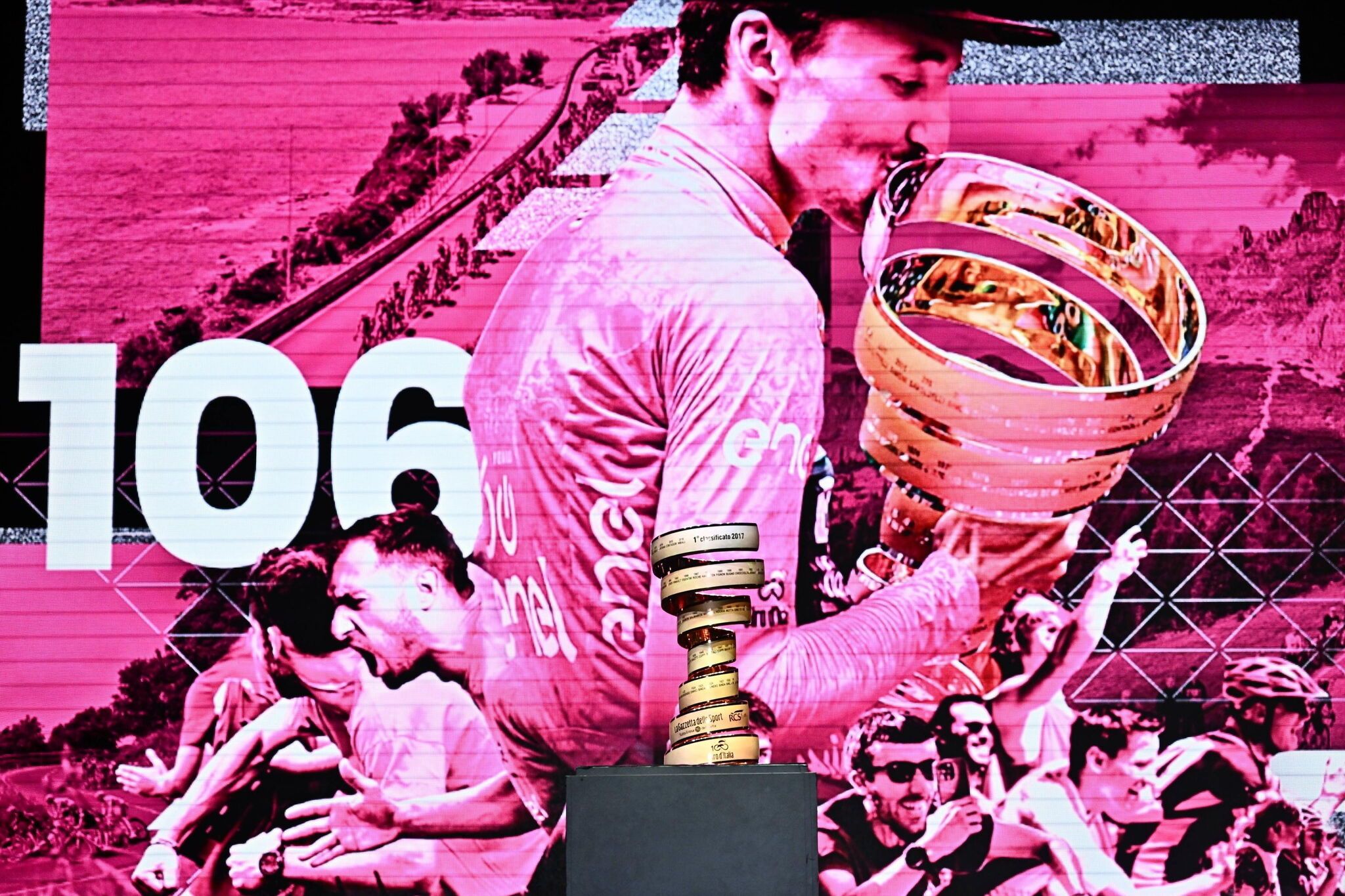 Image the trophy with another from Hindley