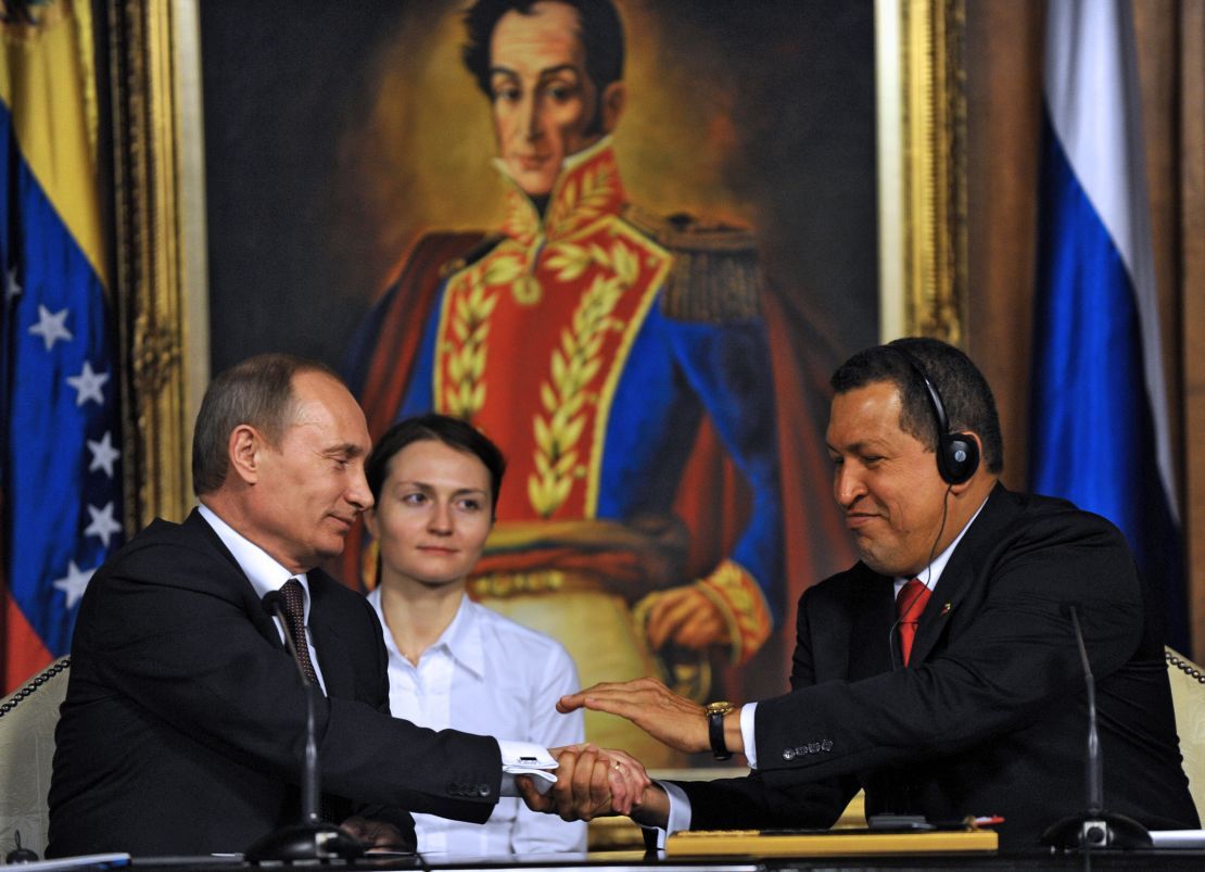 The president of Venezuela, Hugo Chávez (der.), He shaves the hand of Vladimir Putin, during his visit to the Presidential Palace of Miraflores in Caracas on April 2, 2010.