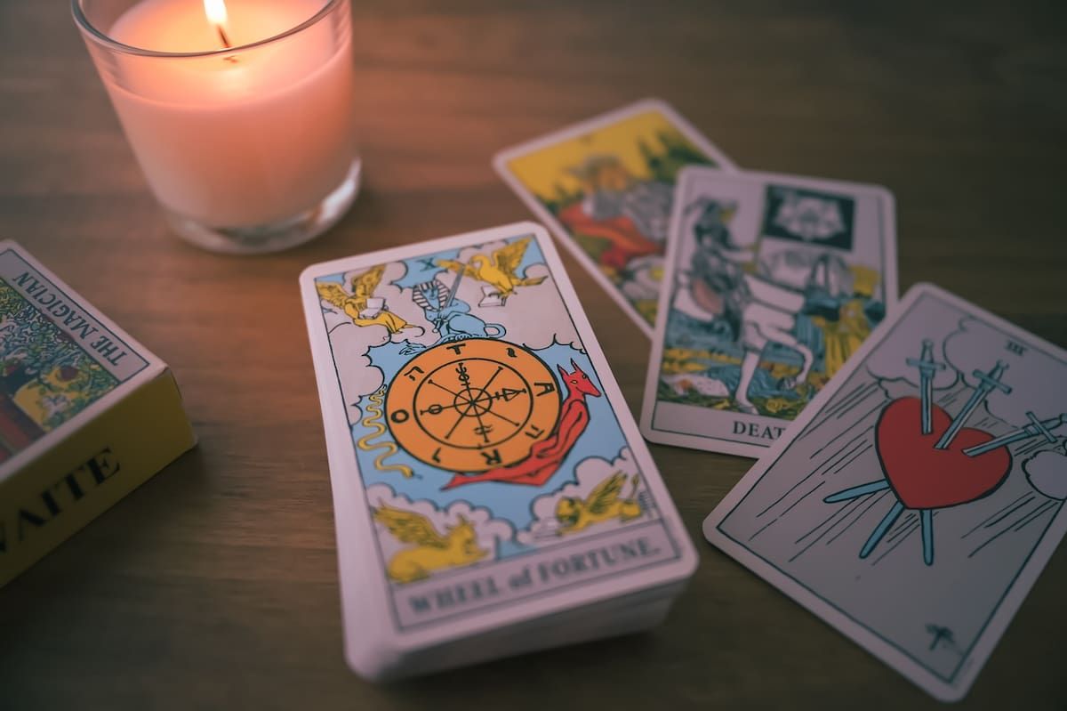 The tarot has been considered as an divinatory art, and is one of the divination techniques full of mystery and photo: Pixabay