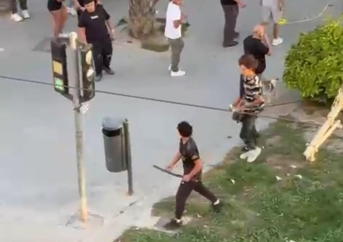 Twelve detainees, four injured and a catana intervened in a pitched battle in Alicante