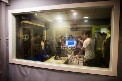 Iván Montans explains technical issues to students on Radio Pontevedra.