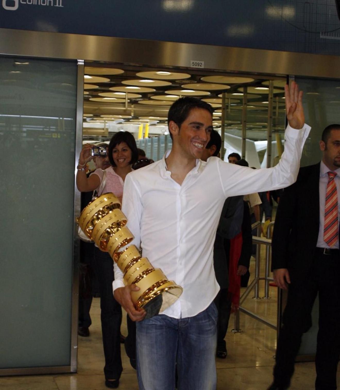 Alberto Accountant, arriving at the Madrid airport with his winner of the Giro.
