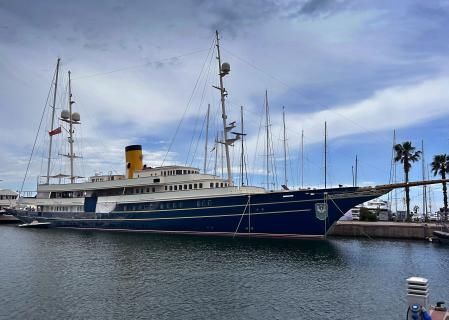 The ship where Johnny Deppel Filme 'Day Drinker' is filming in Vilanova I La Geltrú