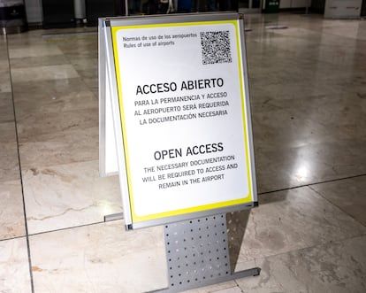 Poster at the metro door on access to the airport.