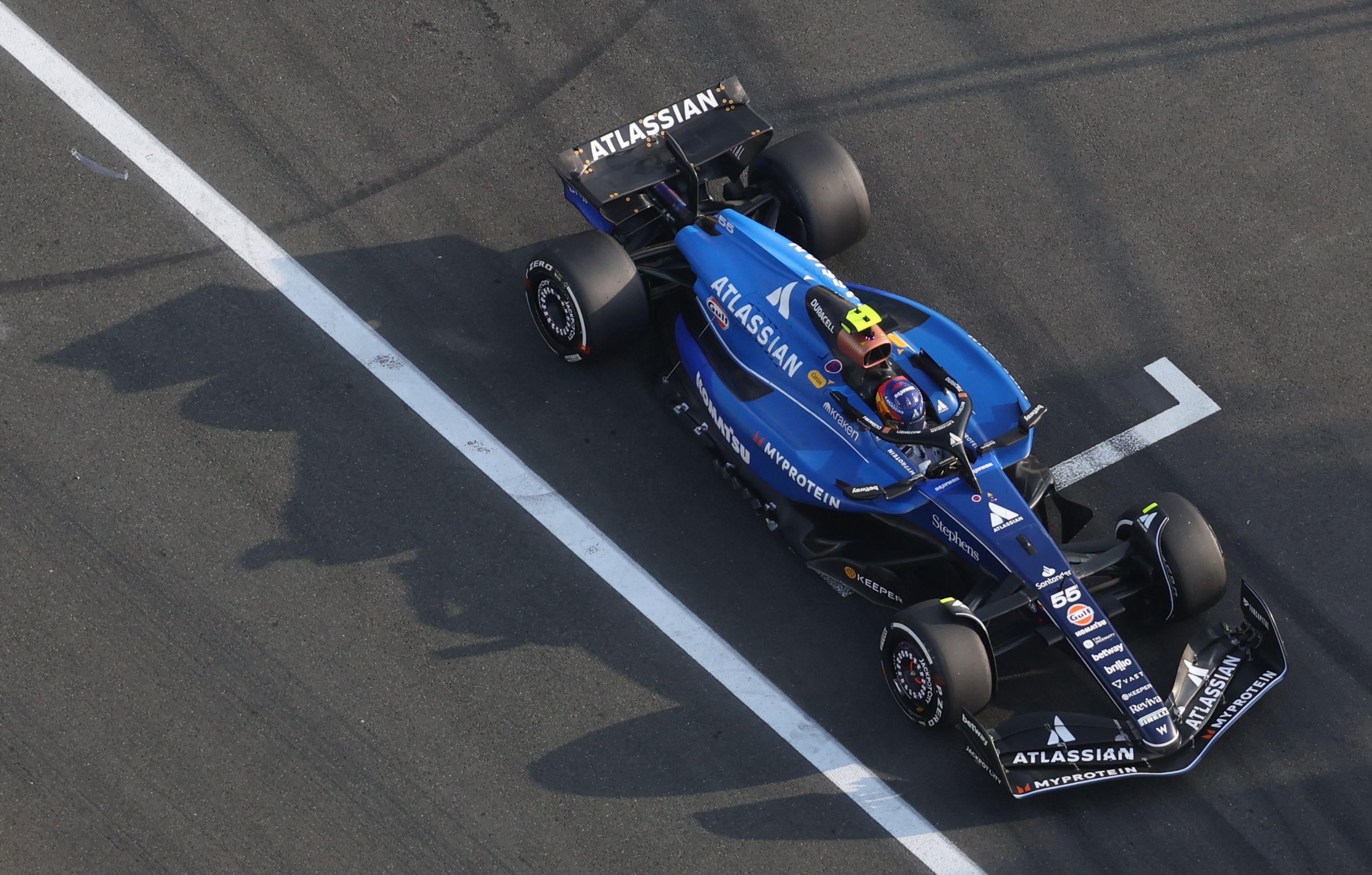 JEDDAH (Saudi Arabia), 18/04/2025.- Williams driver Carlos Sainz Jr of Spain in action during a practice session for the Formula 1 Saudi Arabian Grand Prix, in Jeddah, Saudi Arabia, 18 April 2025. The 2025 Formula 1 Saudi Arabian Grand Prix is held at the Jeddah Corniche Circuit on 20 April. (Fórmula Uno, Arabia Saudita, España) EFE/EPA/ALI HAIDER