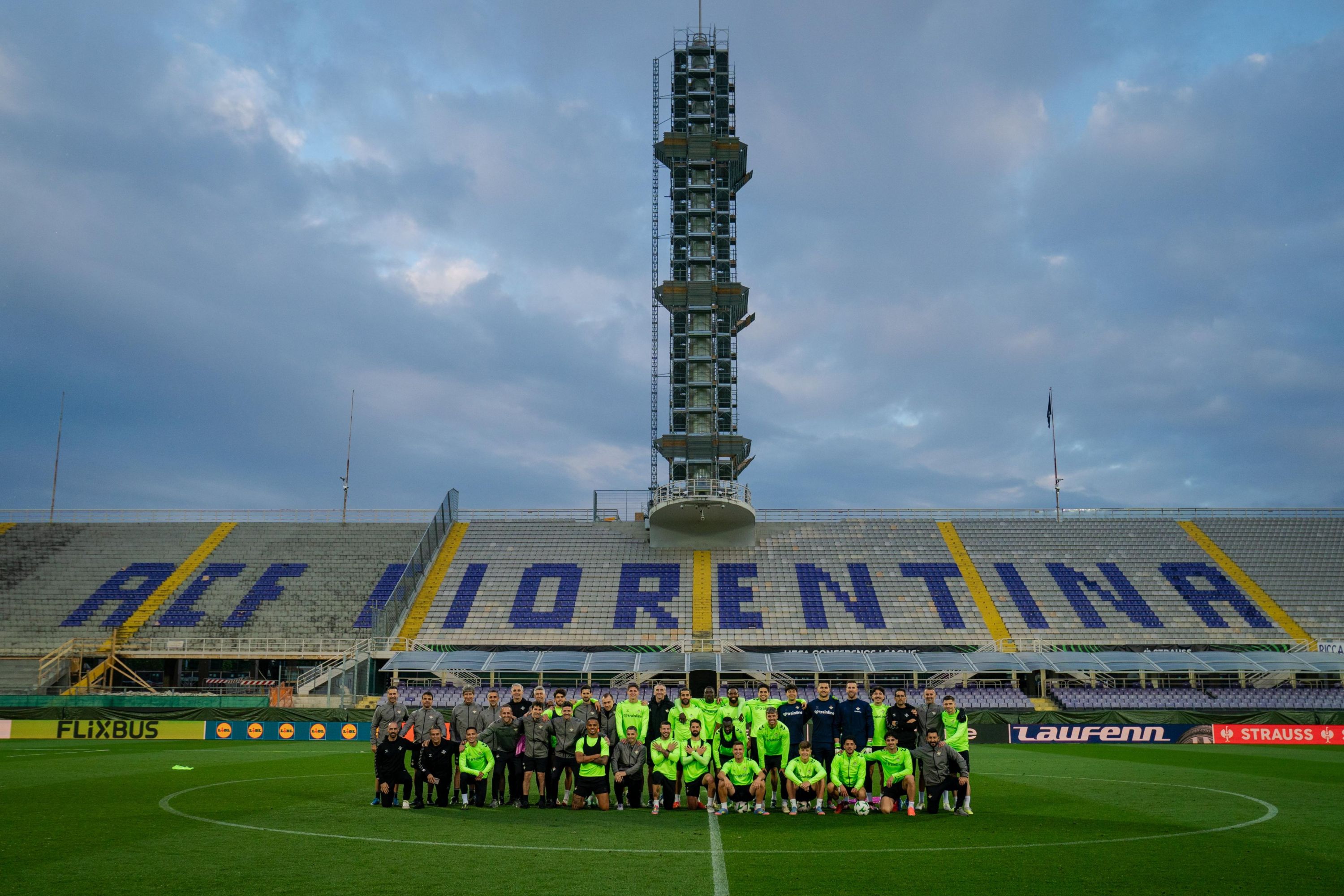 Betis family photo in Artemio Franchi