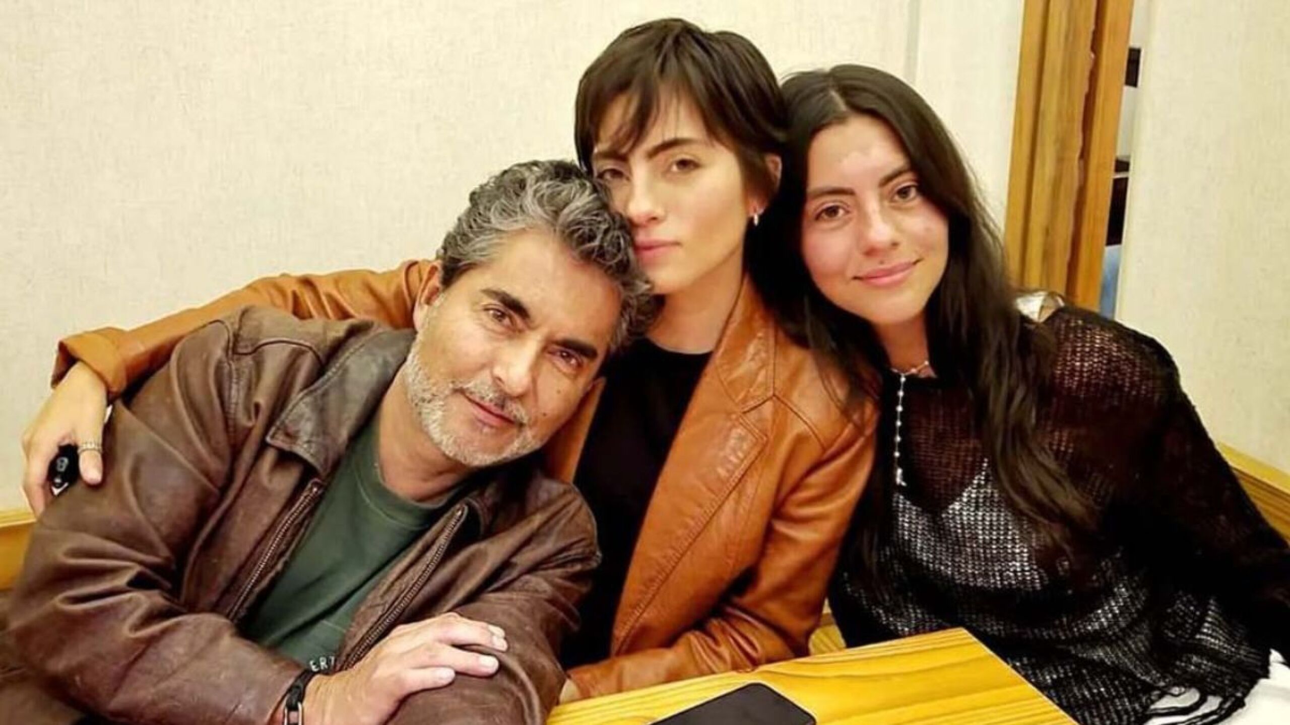 Raúl Araiza and his daughters