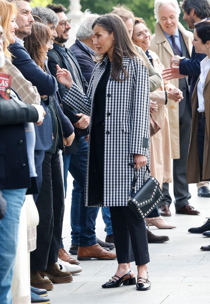 Queen Letizia in the Moyano Cuesta de Madrid