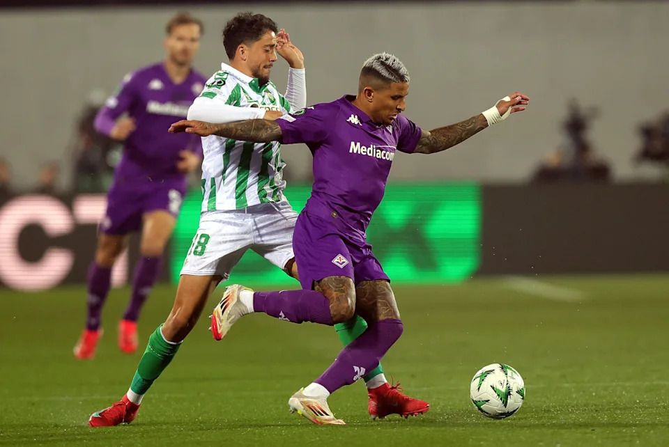 FLORENCE, ITALY - MAY 8: Domilson Cordeiro dos Santos known as Dodo of ACF Fiorentina battles for the ball with Pablo Fornals of Real Betis Belompie during the UEFA Conference League 2024/25 Semi Final First Leg match between ACF Fiorentina and Real Betis Balompie at Artemio Franchi on May 8, 2025 in Florence, Italy. (Photo by Gabriele Maltinti/Getty Images)