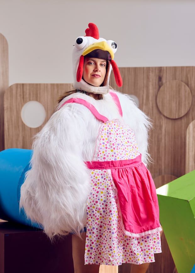 Mom Gallina is one of the six characters that Emilia Drago plays in the unipersonal