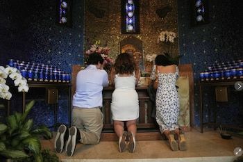 Chicago celebrates with enthusiasm, prayers
