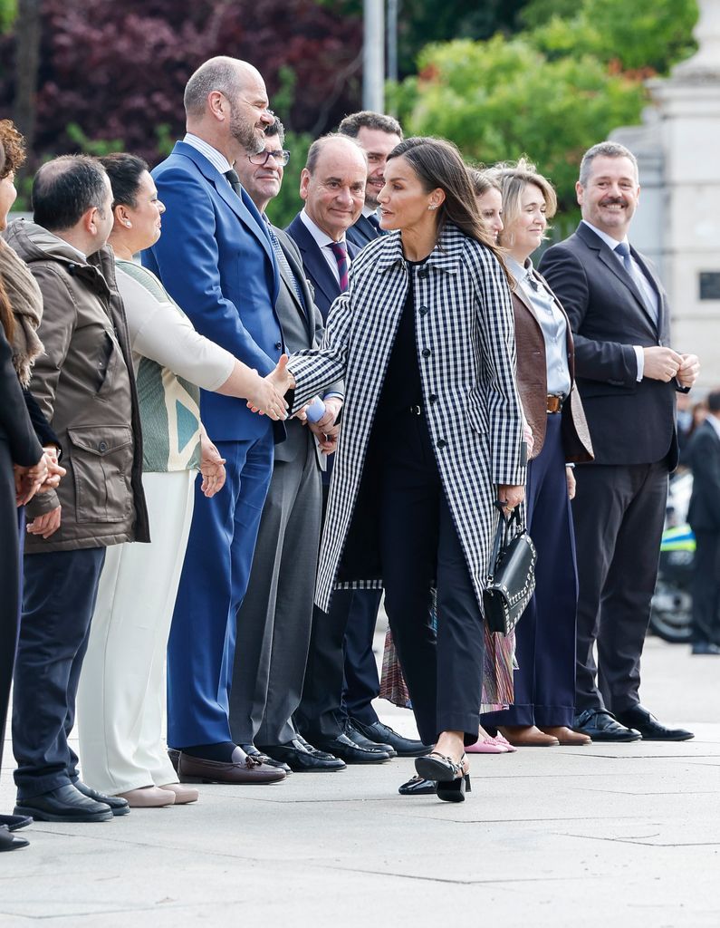 Queen Letizia in the Moyano Cuesta de Madrid