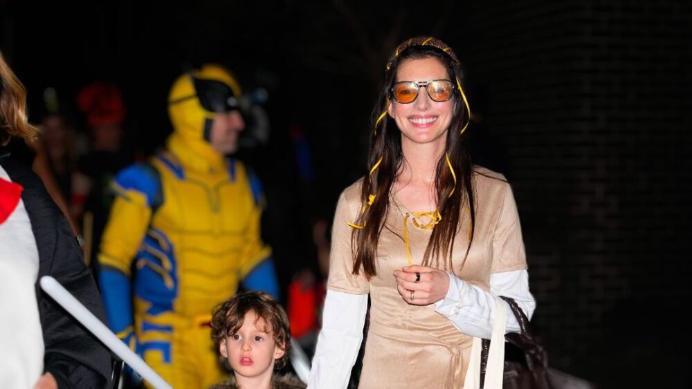 Anne Hathaway and Jack Shulman are seen on October 31, 2024 in New York .jpg