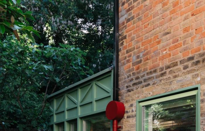 Add an glazed terrace, the solution to modernize this Victorian house and adapt it to a couple of writers and their cats