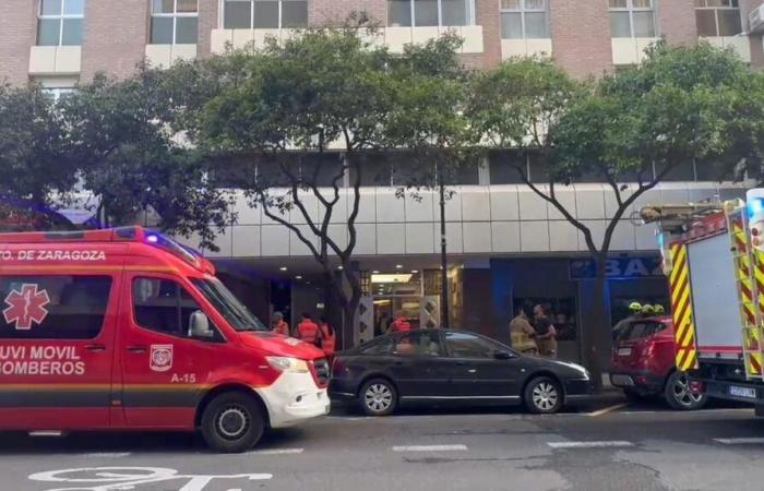 A dead and four intoxicated in a fire in Zaragoza