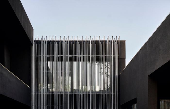 A villa in the Guadarrama basin becomes a warm shelter where art and nature dialogue in perfect harmony