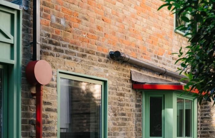 Add an glazed terrace, the solution to modernize this Victorian house and adapt it to a couple of writers and their cats