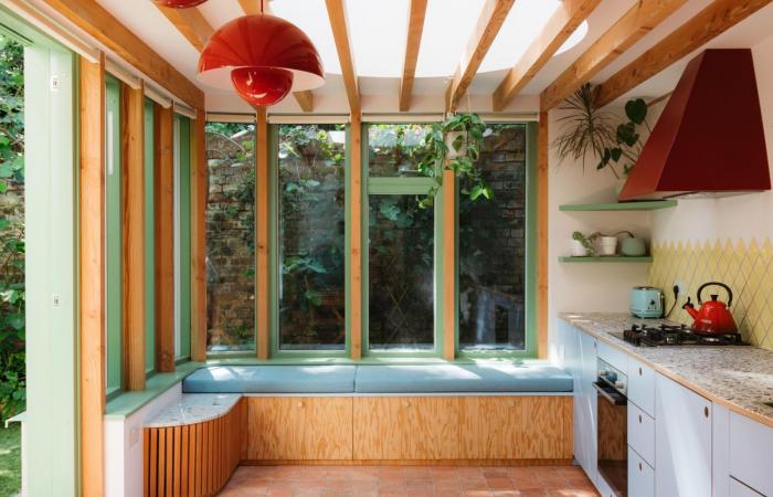 Add an glazed terrace, the solution to modernize this Victorian house and adapt it to a couple of writers and their cats