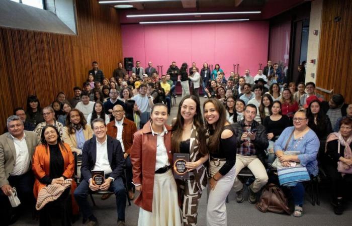 María José Monroy, the youngest promise writer of Filbo 2025, launched her first book at 16 years