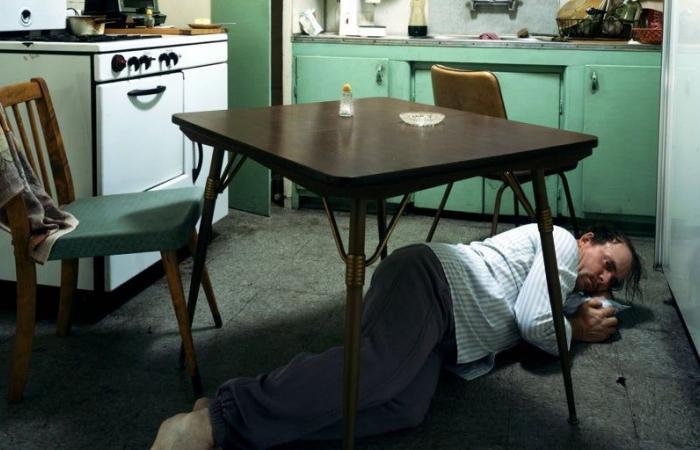 The photo, almost documentary, almost staged, by Jeff Wall