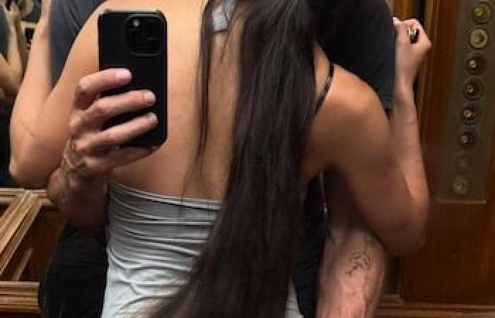 The passionate and intimate photo of Esteban Lamothe and Débora Nishimoto in an elevator published by the actor