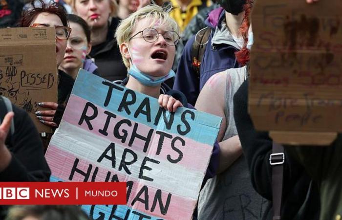Soccer and bathrooms: the 2 concrete consequences that the legal definition of women for biological sex is having in the United Kingdom