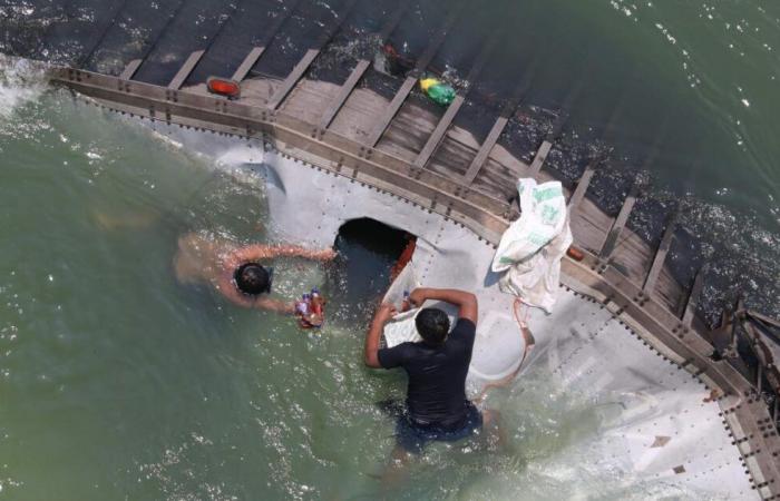 Residents get into the river and make trailer prey overturned in Tabasco; driver lost his life